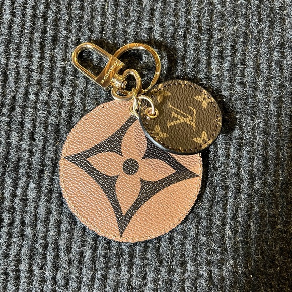 Louis Vuitton Reverse Monogram Canvas Round
Charm Key Holder Brown. - Picture 1 of 4